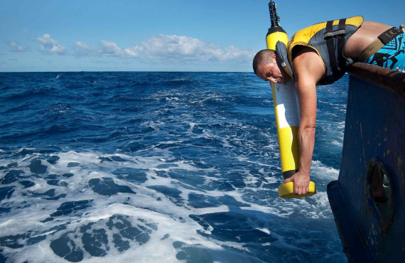An Argo float is dropped into the ocean off RV Kaharoa – it will measure temperature and salinity in the water column. Earth Sciences NZ